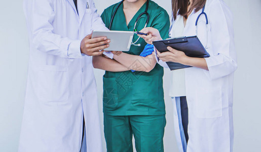 医生和护士在平板设备上检图片