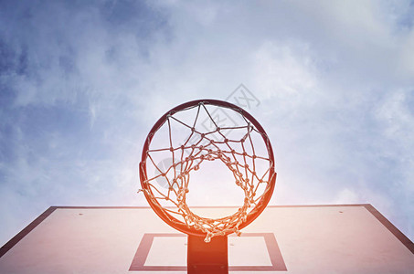 背景室外球场上的篮球框图片
