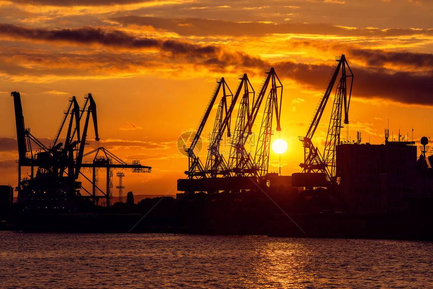 保加利亚瓦尔纳海港和工业起重机的海端图片