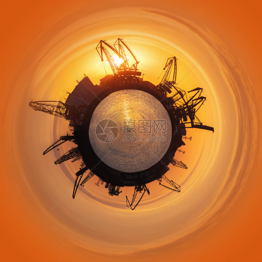 小行星360度球体在海港和工业起重机的五颜六色的日落图片