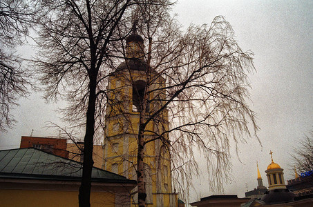 奥林匹克大道春季的莫斯科教堂图片