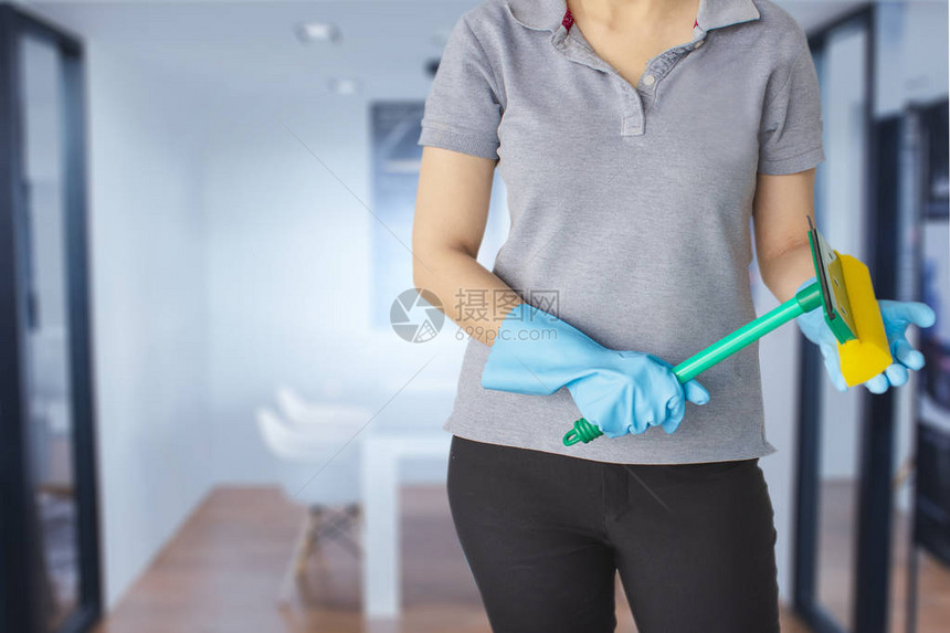 浴室模糊背景中的女清洁人员清洁隐喻去除浴室家庭办公室中的细菌为了服务和客户的可图片