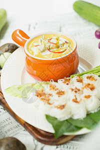 橙色陶瓷锅黄咖喱海鲜图片