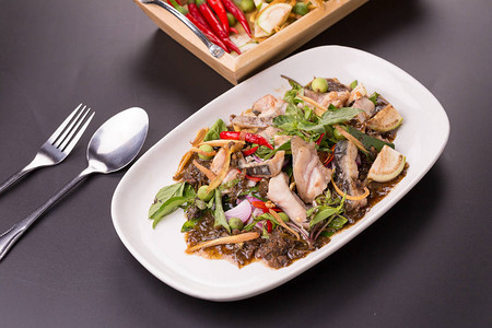 在盘的泰国传统辣炸鱼图片