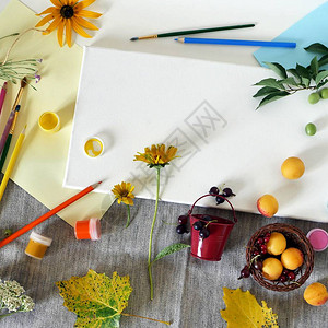 夏季装置在艺术材料鲜花和水果的白色画布上图片