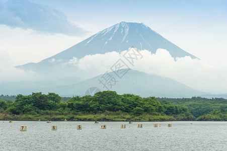 日本河口湖和佛寺山背景图片