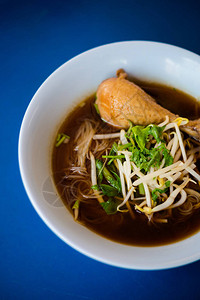 曼谷当地餐厅新鲜烹制的亚洲芳香黑酱油汤蒸肉汤配米粉采用新鲜食材烹制的图片