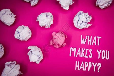 概念手写显示是什么让你快乐的问题商业照片文本幸福伴随着爱和积极的生活想法粉红色背景皱巴的背景图片