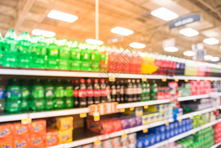 美国商店的软饮料过道图像模糊经济实惠种类繁多的含糖饮料导致美国日益严重的肥胖问题超市货架上展示背景图片