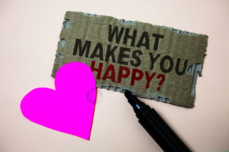 让帝豪伴你归家显示什么让你快乐的问题的文字符号概念照片幸福伴随着爱和积极的生活棕色纸板粗略的想法传达心狂野的背景