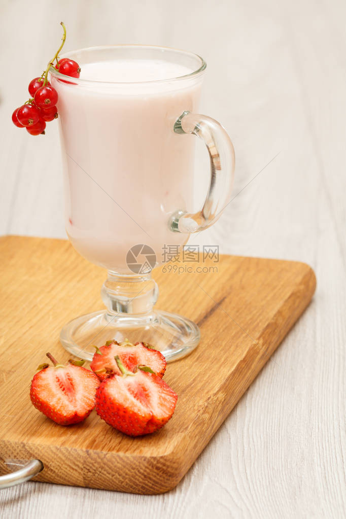 美味的草莓酸奶图片