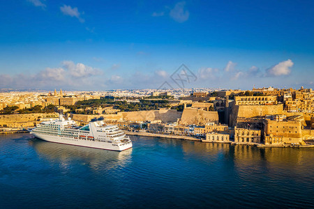 马耳他瓦莱塔日出时在大港的游轮背景图片