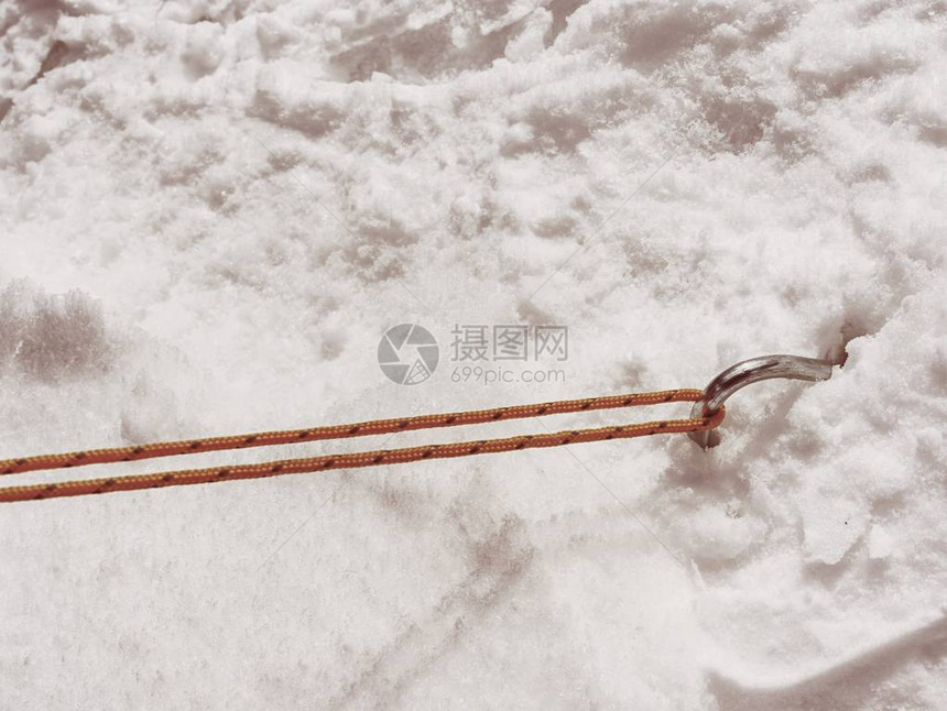 铬铁钩锚在雪中扎营帐篷安装帐篷在户外布图片