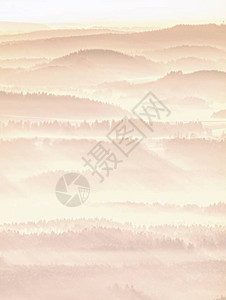 隐于浓雾中的山峦柔美轮廓图片