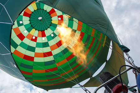 热空气球准备飞行图片