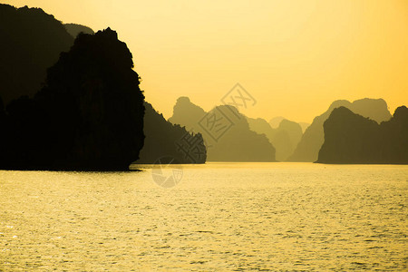 越南下龙湾美丽的日落图片