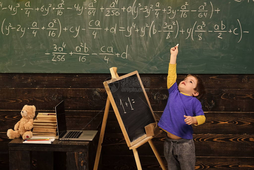 聪明的男孩在教室里用粉笔踮起脚尖的男孩小孩子数学图片
