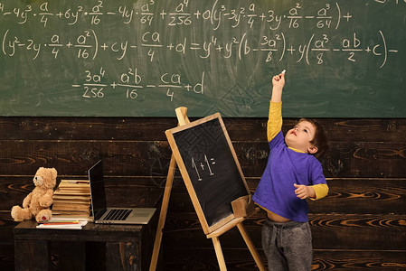 聪明的男孩在教室里用粉笔踮起脚尖的男孩小孩子数学图片