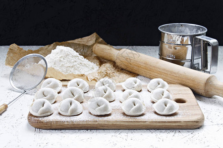 制作自制饺子的过程木板上的生自制饺子成型饺子图片