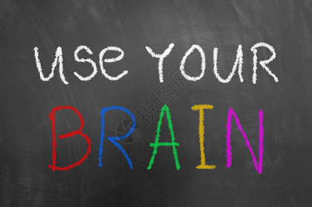 用你的大脑粉笔文字在黑板上或带有彩色字母的黑板上作为思考创图片