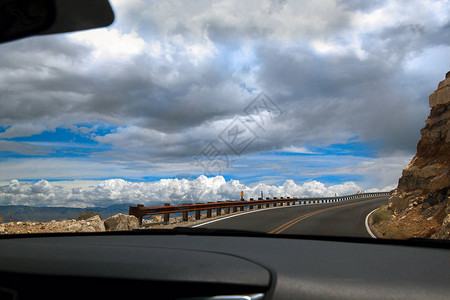 云间山中的路车上的景色图片