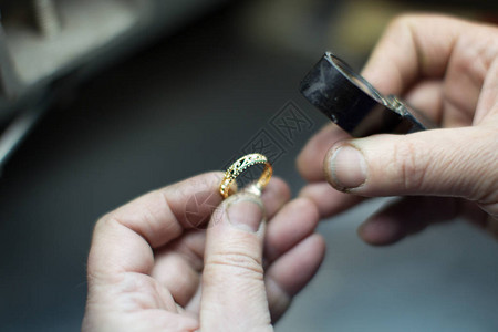 金环的工业制造工作手制作金装饰品图片