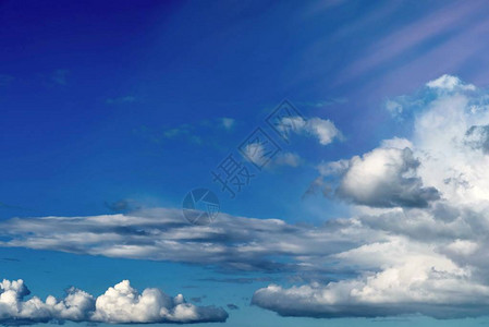 蓝色天空中的空气风景有长白灰的图片