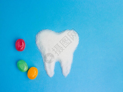 含糖的牙齿和糖图片