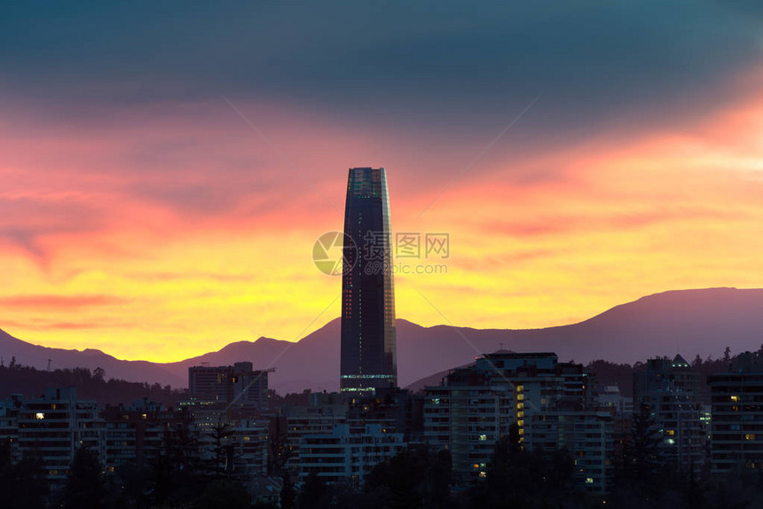 智利圣地亚哥LasCondes富裕区的公寓楼天线Skyline图片