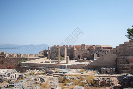 希腊罗得岛林多斯卫城希腊式柱廊上的柱子高清图片