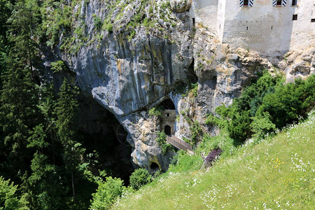 在斯洛文尼亚山顶悬崖上的悬崖上图片