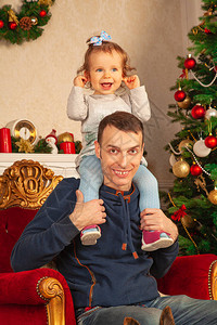 一位慈爱的父亲和他可爱的女儿坐在椅子上图片