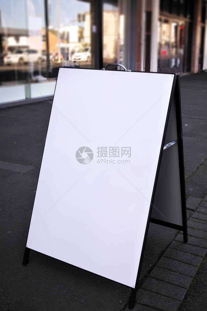 街道路面上的空纸牌板以矩形式写成图片