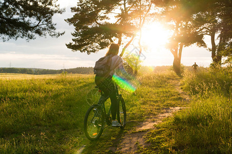 骑自行车的人在日落时分在森林小径上骑自行车健康的图片