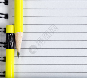 将笔纸上的铅笔尖和橡皮笔贴紧上笔记本纸后返图片