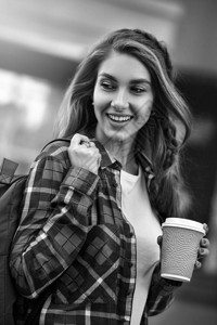 城市风格的好女孩带着咖啡在图片