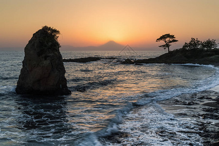 富士钻石是纪念富士山峰的日落之景所呈现的名字图片