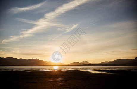 冰岛的日落山的剪影图片