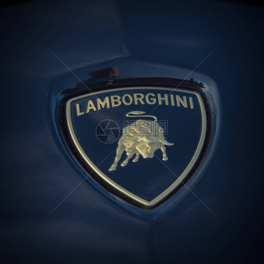 玫瑰金铬Aventador上的特写标志AutomobiliLamborghiniSpA是意大利品牌和豪华跑车制造商