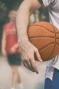 篮球和运动场模糊的球员图片