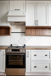 具有现代橱柜和不锈钢器具的时髦浅灰色厨房室内图片