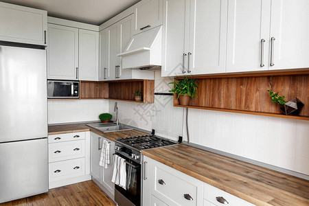新家内有现代橱柜和不锈钢电器的时光灰色厨房室内图片