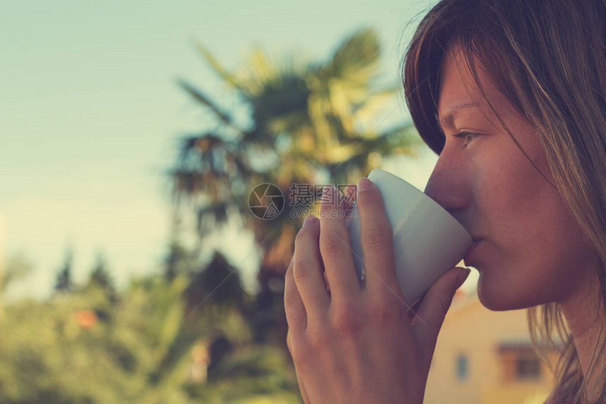 喝早茶或咖啡的女人图片