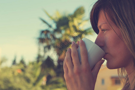 喝早茶或咖啡的女人图片
