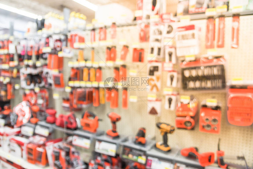 美国德克萨斯州Humble当地商店工具部门的电动工具种类模糊一排无绳电钻驱动器拼图圆锯套件和钻头描绘木图片