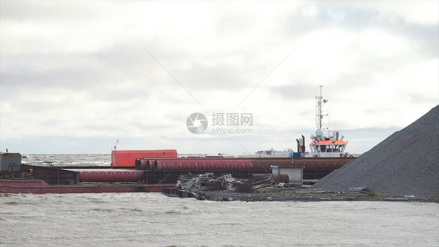 风景秀丽乌云密布的风雨如磐的天空与船和海浪货物拖轮浮吊干货船驳图片