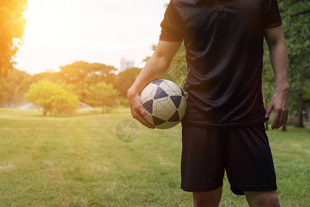 男子在公共花园里踢足球锻炼世界杯顶峰图片