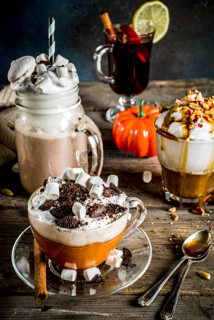 秋冬暖饮热巧克力南瓜拿铁焦糖和花生咖啡拿铁热红酒舒适的深色图片