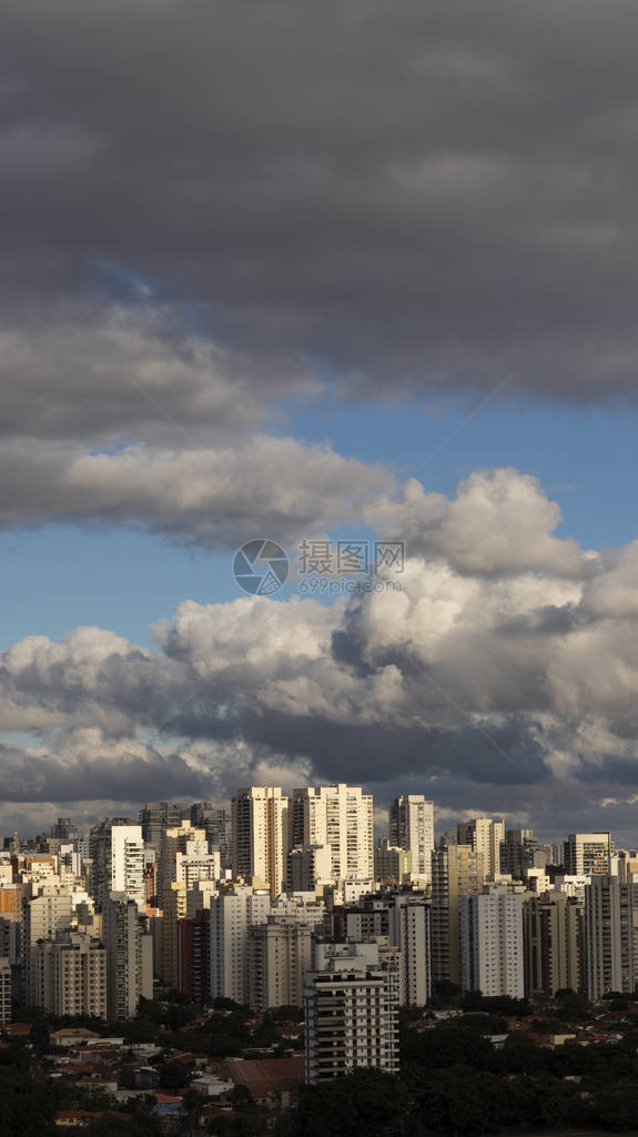 大城市的大型建筑和美丽的阳光明媚的天空巴西图片