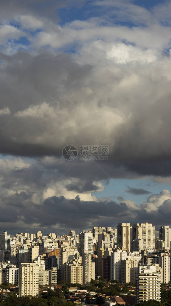 大城市的大型建筑和美丽的阳光明媚的天空巴西图片